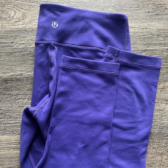 Size 6 lulu crop in MINT condition NO PILLING - Picture 1 of 5